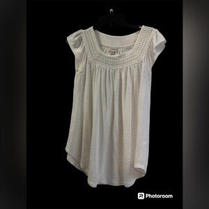 Merona women’s white sleeveless top with beautiful detail at top